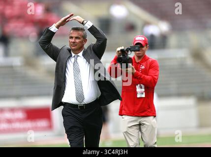 22 septembre 2018 - Columbus, OH, États-Unis - Urban Meyer, entraîneur de football en chef de l'État de l'Ohio, répond à la foule avec un ''O'' sur sa marche dans le stade avant un match contre Tulane au stade de l'Ohio à Columbus, Ohio, le samedi 22 septembre 2018. Ohio State Won, 49-6. (Crédit image : © Brooke LaValley/Columbus Dispatch/TNS via ZUMA Wire) Banque D'Images