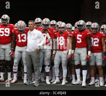 22 septembre 2018 - Columbus, OH, États-Unis - Urban Meyer, entraîneur-chef de l'Ohio State, se prépare à mener les Buckeyes sur le terrain contre Tulane au stade Ohio à Columbus, Ohio, le samedi 22 septembre 2018. Ohio State Won, 49-6. (Crédit image : © Eric Albrecht/Columbus Dispatch/TNS via ZUMA Wire) Banque D'Images