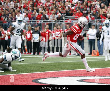 22 septembre 2018 - Columbus, OH, États-Unis - le receveur de l'Ohio State Wide Terry McLaurin (83) marque un touchdown au premier quart-temps contre Tulane au Ohio Stadium de Columbus, Ohio, le samedi 22 septembre 2018. Ohio State Won, 49-6. (Crédit image : © Brooke LaValley/Columbus Dispatch/TNS via ZUMA Wire) Banque D'Images