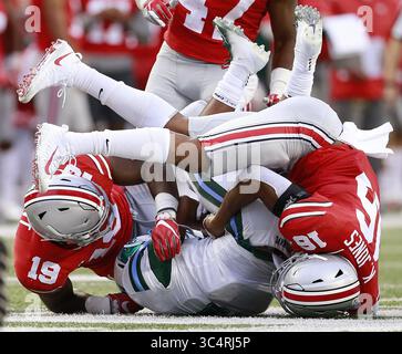 22 septembre 2018 - Columbus, OH, États-Unis - Keandre Jones (16 ans) et Dallas gant (19 ans) s'attaquent à Tulane en courant contre Amare Jones au quatrième quart-temps au Ohio Stadium de Columbus, Ohio, le samedi 22 septembre 2018. Ohio State Won, 49-6. (Crédit image : © Brooke LaValley/Columbus Dispatch/TNS via ZUMA Wire) Banque D'Images