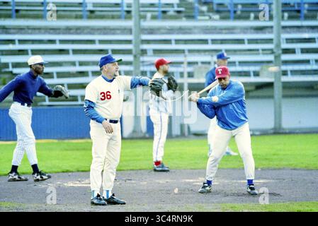 La première formation de l'équipe néerlandaise de baseball, 13-05-1997 Whizgle News, Dutch Desk, pays-Bas, 1950-2000 Un groupe de joueurs s'entraîne sur un terrain de baseball, avec un joueur au premier plan se préparant à se balancer sur un terrain tandis qu'un autre se prépare à lancer. Le décor présente une toile de fond de stade clairsemée, mettant en évidence leur accent sur l'entraînement. Banque D'Images