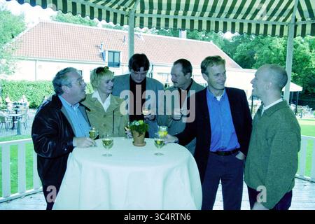 Présentation du chèque à Stichting Eigen Vaart Heemstede de ING Bank Heemstede, Heemstede, pays-Bas, 11-10-1999 Whizgle News, Dutch Desk, pays-Bas, 1950-2000 Un groupe de six personnes se tient autour d'une table ronde, engagé dans la conversation et tenant des verres. Ils sont habillés dans une tenue élégante et décontractée, avec un mélange de blazers et de pulls. Le cadre est un espace extérieur avec de la verdure et un bâtiment en arrière-plan, suggérant un rassemblement ou un événement social. Banque D'Images
