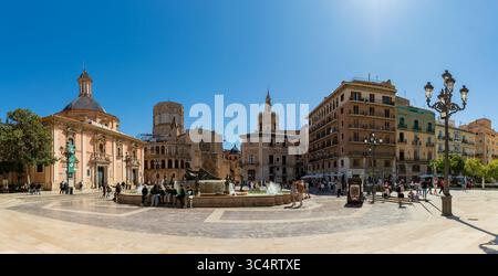 Une photo de la Plaza de la Virgen à Valence, avec la cathédrale de Valence, la basilique notre-Dame des Forsaken et la fontaine de Turia tous sur d Banque D'Images