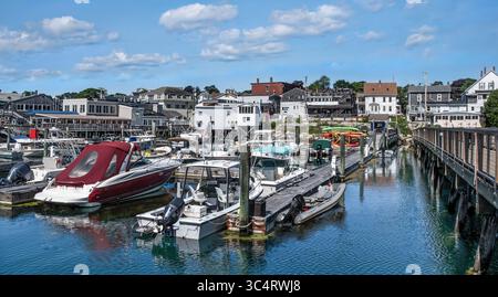 Boothbay Harbor, Maine : une passerelle passe devant une grande variété de bateaux de pêche et de bateaux de plaisance amarrés à ce port de la Nouvelle-Angleterre au milieu de l'été. Banque D'Images
