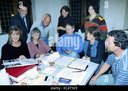 Réunion Kunstlijn, Haarlem, pays-Bas, 30-09-1998 Whizgle News, Dutch Desk, pays-Bas, 1950-2000 Un groupe de personnes est engagé dans une discussion collaborative autour d'une table, examinant des documents et partageant des idées. Certains prennent des notes, tandis que d'autres examinent attentivement les documents. L'atmosphère suggère une séance de brainstorming productive. Banque D'Images