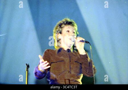 Marianne Weber, Kennemerboulevard, IJmuiden, IJmuiden, Kennemerboulevard, pays-Bas, 25-07-1997 Whizgle News, Dutch Desk, pays-Bas, 1950-2000 Un chanteur se produisant passionnément sur scène, tenant un micro et captivant le public par son énergie. Les projecteurs soulignent leurs gestes expressifs et leur enthousiasme. Banque D'Images