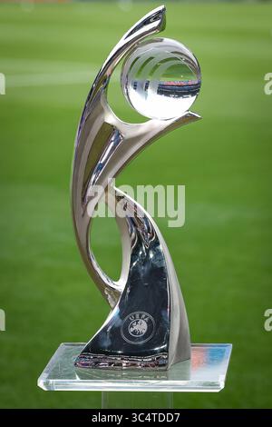 Bâle, Suisse. 26 juillet 2025. Le trophée avant le match Angleterre vs Espagne des Championnats d'Europe de l'UEFA au St Jakob's Park, Bâle. Le crédit photo devrait se lire : Jonathan Moscrop/Sportimage crédit : Sportimage Ltd/Alamy Live News Banque D'Images