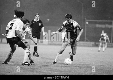 Haarlem - Veendam, 25-09-1992 Whizgle News, Dutch Desk, pays-Bas, 1950-2000 Une scène de football dynamique capture deux joueurs en compétition intense, dont un dribble habilement devant un adversaire. Un officiel observe l'action, ajoutant à l'atmosphère animée du match. Banque D'Images