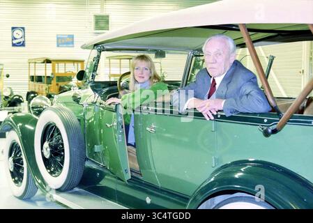 Ford Museum Hillegom, Hillegom, 25-03-1997 Whizgle News, Dutch Desk, pays-Bas, 1950-2000 Une voiture vintage élégante présente un homme et une femme à l'intérieur, avec la femme regardant soigneusement par la fenêtre tandis que l'homme est assis confortablement à côté d'elle, tous deux habillés dans une tenue élégante. La scène transmet un sentiment de nostalgie et d'élégance intemporelle. Banque D'Images