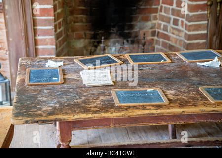 École coloniale de Gunston Hall, la plantation de George Mason en Virginie | LORTON, Virginie — L'école restaurée du XVIIIe siècle de Gunston Hall, un simple bâtiment en bois qui servait de salle de classe et de résidence pour l'enseignant pour les enfants Mason et potentiellement ceux des familles de planteurs voisines. La structure se dresse près du manoir principal comme l'un des nombreux bâtiments annexes qui ont fait de la plantation une communauté largement autonome. Gunston Hall a été achevée en 1758 et était le foyer de George Mason IV (1725–1792), auteur principal de la Déclaration des droits de Virginie et l'un des trois seuls délégués Banque D'Images