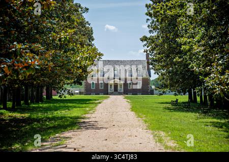 LORTON, Virginie — la maison principale du Gunston Hall de George Mason, vue à travers des rangées de magnolia le long de l'allée de gravier, est l'une des demeures les plus importantes d'Amérique coloniale sur le plan architectural. Construit entre 1755-1759 sur la plantation de tabac de 5 500 acres de Mason le long de la rivière Potomac, le manoir de style géorgien présente un design intérieur sans précédent, y compris la seule boiserie coordonnée connue de chinoiserie en Amérique coloniale. La maison historique a servi de résidence à George Mason IV (1725-1792), auteur principal de la Déclaration des droits de Virginie qui a influencé l'U. Banque D'Images