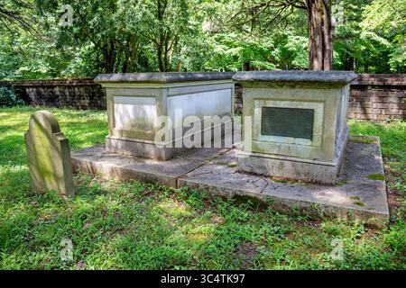 LORTON, Virginie — le cimetière de la famille Mason à Gunston Hall abrite les tombes de George Mason (à gauche) et de son épouse Anne Mason (à droite). George Mason (1725-1792) était un éminent planteur de Virginie, philosophe politique et auteur de la Déclaration des droits de Virginie, qui a ensuite influencé la Déclaration des droits des États-Unis. Gunston Hall, la maison de plantation de Mason construite entre 1755 et 1759, est maintenant un site historique national qui préserve son héritage en tant que l'un des pères fondateurs de l'Amérique. Banque D'Images