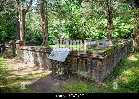 LORTON, Virginie — le cimetière de la famille Mason à Gunston Hall est entouré d'un mur de briques bas qui a été ajouté en 1922. Le cimetière contient les restes de George Mason IV (1725-1792), auteur principal de la Déclaration des droits de Virginie, qui a ensuite influencé à la fois la Déclaration d'indépendance et la Déclaration des droits. Gunston Hall, la maison de plantation de Mason, a été achevée en 1759 et est maintenant un site historique national ouvert au public. Le cimetière reste un site historique important lié à l'un des pères fondateurs de l'Amérique et à ses descendants. Banque D'Images