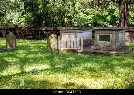 LORTON, Virginie — le cimetière de la famille Mason à Gunston Hall abrite les tombes de George Mason (à gauche) et de son épouse Anne Mason (à droite). George Mason (1725-1792) était un éminent planteur de Virginie, philosophe politique et auteur de la Déclaration des droits de Virginie, qui a ensuite influencé la Déclaration des droits des États-Unis. Gunston Hall, la maison de plantation de Mason construite entre 1755 et 1759, est maintenant un site historique national qui préserve son héritage en tant que l'un des pères fondateurs de l'Amérique. Banque D'Images
