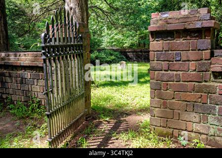 LORTON, Virginie — la porte de fer et le mur de briques bas marquent l'entrée du cimetière de la famille Mason à Gunston Hall, la maison historique de George Mason IV (1725-1792), l'un des pères fondateurs de l'Amérique. Le mur de briques entourant le cimetière a été ajouté en 1922 dans le cadre des efforts de préservation de la plantation historique. George Mason, auteur de la Déclaration des droits de Virginie qui a influencé à la fois la Déclaration d'indépendance et la Déclaration des droits, est inhumé dans ce cimetière familial avec d'autres membres de la famille Mason. Banque D'Images