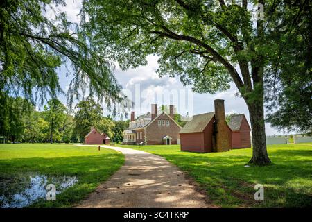 LORTON, Virginie — Gunston Hall, le manoir géorgien construit entre 1755-1759 pour George Mason IV, présente la seule menuiserie coordonnée connue en Amérique coloniale, créée sous la supervision de l'architecte anglais William Buckland. La plantation de 5 500 acres le long du fleuve Potomac en Virginie a servi de résidence à Mason (1725-1792), auteur principal de la Déclaration des droits de Virginie qui a influencé la Déclaration des droits des États-Unis. Aujourd'hui, le Commonwealth de Virginie possède la propriété et la National Society of Colonial Dames of America l'exploite comme un musée accrédité sur 550 acres préservés Banque D'Images