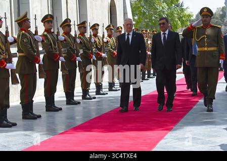 7 septembre 2018 - Kaboul, Afghanistan - le secrétaire américain à la Défense James N. Mattis arrive au bureau présidentiel afghan avec le ministre afghan de la Défense, le lieutenant afghan Tariq Shah Bahrami, Kaboul, Afghanistan, septembre. 7, 2018. Mattis a rencontré des membres afghans et de la coalition lors de la visite non annoncée dans le pays. (Crédit image : © DOD/ZUMA Wire/ZUMAPRESS.com) Banque D'Images