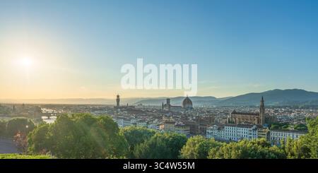 Florence ou Florence paysage urbain aérien dans une belle journée. Vue panoramique depuis Piazzale Michelangelo. Ponte Vecchio, Palazzo Vecchio et Cathédrale histo Banque D'Images