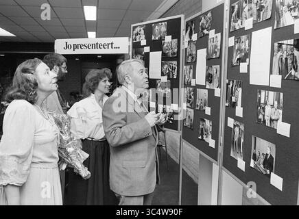 Adieu J. van Rosmalen Spectrum, Spectrum, 28-05-1982 Whizgle News, Dutch Desk, pays-Bas, 1950-2000 Un petit groupe de personnes examine un tableau d'affichage rempli de photographies, présentant divers moments et événements francs. Un individu tient un bouquet de fleurs, tandis que d'autres sont engagés dans la discussion sur les images. L'atmosphère suggère un sentiment de nostalgie et d'appréciation des expériences passées. Banque D'Images
