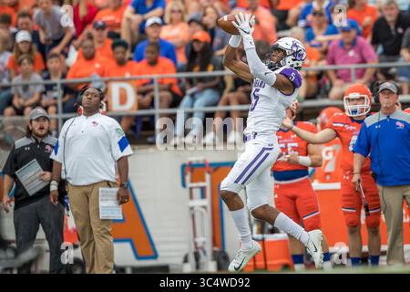 29 septembre 2018 : Jakari Dillard (5 ans), receveur des Central Arkansas Bears, attrape une passe de touchdown de 80 yards pendant le deuxième quart-temps du match de football NCAA entre les Central Arkansas Bears et les Sam Houston State Bearkats au Bowers Stadium de Huntsville, Texas. Sam Houston State bat Central Arkansas 34-31 en prolongation. Prentice C. James/CSM(image de crédit : &copy ; Prentice C. James/CSM via ZUMA Wire) Banque D'Images