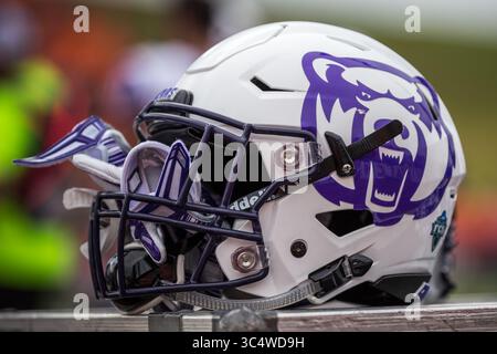 29 septembre 2018 : un casque Central Arkansas Bears repose sur la ligne de touche pendant le match de football NCAA entre les Central Arkansas Bears et les Sam Houston State Bearkats au Bowers Stadium de Huntsville, Texas. Sam Houston State bat Central Arkansas 34-31 en prolongation. Prentice C. James/CSM(image de crédit : &copy ; Prentice C. James/CSM via ZUMA Wire) Banque D'Images