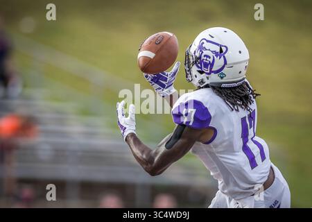 29 septembre 2018 : le receveur des Central Arkansas Bears Lester Wells (17 ans) attrape une passe pendant le match de football de la NCAA entre les Central Arkansas Bears et les Sam Houston State Bearkats au Bowers Stadium de Huntsville, Texas. Sam Houston State bat Central Arkansas 34-31 en prolongation. Prentice C. James/CSM(image de crédit : &copy ; Prentice C. James/CSM via ZUMA Wire) Banque D'Images