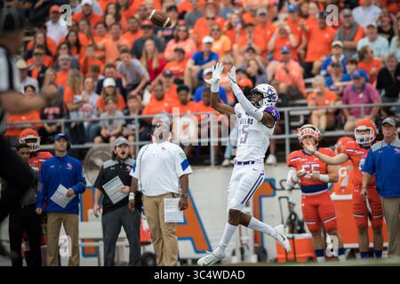 29 septembre 2018 : Jakari Dillard (5 ans), receveur des Central Arkansas Bears, attrape une passe de touchdown de 80 yards pendant le deuxième quart-temps du match de football NCAA entre les Central Arkansas Bears et les Sam Houston State Bearkats au Bowers Stadium de Huntsville, Texas. Sam Houston State bat Central Arkansas 34-31 en prolongation. Prentice C. James/CSM(image de crédit : &copy ; Prentice C. James/CSM via ZUMA Wire) Banque D'Images