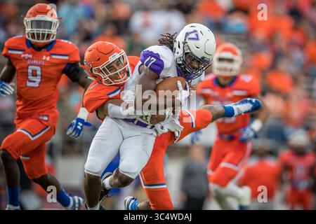29 septembre 2018 : le receveur des Central Arkansas Bears Lester Wells (17 ans) est affronté par le linebacker des Sam Houston State Bearkats Erick Fowler (1 an) lors du match de football NCAA entre les Central Arkansas Bears et les Sam Houston State Bearkats au Bowers Stadium de Huntsville, Texas. Sam Houston State bat Central Arkansas 34-31 en prolongation. Prentice C. James/CSM(image de crédit : &copy ; Prentice C. James/CSM via ZUMA Wire) Banque D'Images