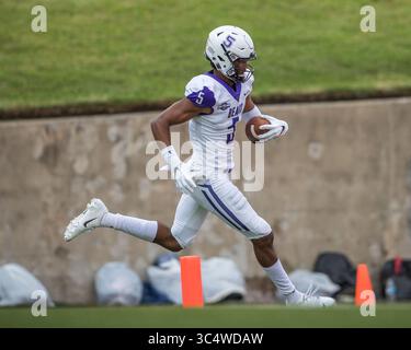 29 septembre 2018 : Jakari Dillard (5 ans), receveur des Central Arkansas Bears, attrape une passe de touchdown de 80 yards pendant le deuxième quart-temps du match de football NCAA entre les Central Arkansas Bears et les Sam Houston State Bearkats au Bowers Stadium de Huntsville, Texas. Sam Houston State bat Central Arkansas 34-31 en prolongation. Prentice C. James/CSM(image de crédit : &copy ; Prentice C. James/CSM via ZUMA Wire) Banque D'Images