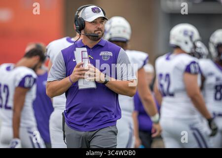 29 septembre 2018 : Nathan Brown, entraîneur-chef des Central Arkansas Bears, observe le match de football NCAA entre les Central Arkansas Bears et les Sam Houston State Bearkats au Bowers Stadium de Huntsville, Texas. Sam Houston State bat Central Arkansas 34-31 en prolongation. Prentice C. James/CSM(image de crédit : &copy ; Prentice C. James/CSM via ZUMA Wire) Banque D'Images