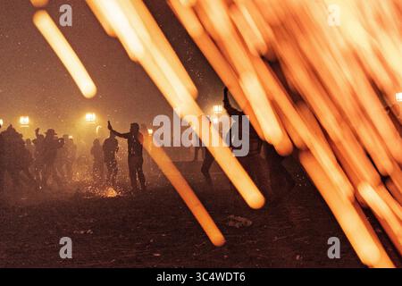 29 septembre 2018 - San Miguel de Allende, Guanajuato, Mexique - des flammes et des étincelles se dispersent alors que des fusées aériennes explosent pendant le festival d'Alborada le 29 septembre 2018 à San Miguel de Allende, Mexique. Le festival insolite célèbre le saint patron des villes avec une bataille de feu d'artifice de deux heures à 4h du matin représentant la lutte entre Saint Michel et Lucifer. (Crédit image : © Richard Ellis/ZUMA Wire) Banque D'Images