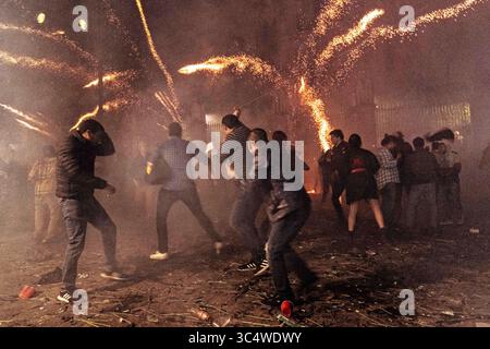 29 septembre 2018 - San Miguel de Allende, Guanajuato, Mexique - les résidents se bousculent alors qu'ils sont lancés par des roquettes pyrotechniques pendant le festival d'Alborada le 29 septembre 2018 à San Miguel de Allende, Mexique. Le festival insolite célèbre le saint patron des villes avec une bataille de feu d'artifice de deux heures à 4h du matin représentant la lutte entre Saint Michel et Lucifer. (Crédit image : © Richard Ellis/ZUMA Wire) Banque D'Images