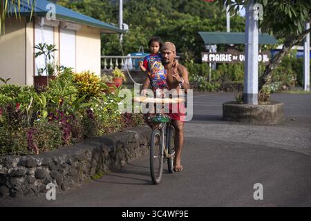 17 mars 2015 - Polynésie française, France - Tahitien avec sa fille portant des baguettes en vélo sur l'île de Tahiti, Polynésie française, Tahiti Nui, Îles de la Société, Polynésie française, Pacifique Sud. (Crédit image : © Sergi Reboredo/ZUMA Wire) Banque D'Images