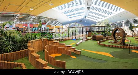 The Sports plaza at Center Parcs, Longleat Forest Holiday Village, Warminster, Wiltshire, Angleterre, Royaume-Uni, Banque D'Images