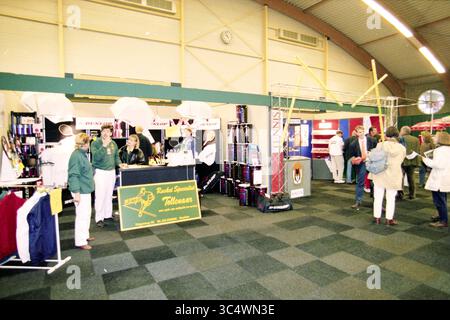 Tennis en fauteuil roulant dans la salle des sports avec festivités dans le hall, 00-09-1996 Whizgle News, Dutch Desk, pays-Bas, 1950-2000 Une exposition animée présentant divers stands de fournisseurs, présentant des équipements sportifs et du matériel promotionnel. Les participants s'engagent avec les présentoirs et interagissent avec le personnel, tandis que des bannières et des marchandises colorées remplissent l'espace. Banque D'Images