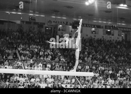 Championnats du monde femmes et hommes Ljubljana Yougoslavie, gymnastique artistique, 00-10-1970 Whizgle News, Dutch Desk, pays-Bas, 1950-2000 Une gymnaste effectue un mouvement d'équilibrage gracieux sur la poutre, mettant en valeur la force et la précision, avec un public attentif en arrière-plan. Banque D'Images