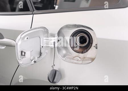 Bouchon du réservoir de carburant ouvert. Détail du point de ravitaillement de la voiture. Gros plan sur le remplissage de carburant d'un véhicule moderne. Accès à l'essence ou au diesel. Concept de transport automatique. Banque D'Images