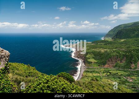 Vue spectaculaire sur la côte de Fajã Grande, le village le plus à l'ouest d'Europe, situé sur les Açores - falaises luxuriantes, vagues écrasantes et nature intacte Banque D'Images