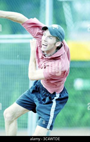 Tennis B2 final, Bennebroek, Bennebroek, 15-06-2002 Whizgle News, Dutch Desk, pays-Bas, 1950-2000 Un jeune athlète masculin sert joyeusement une balle de tennis, faisant preuve d'une concentration et d'une détermination intenses tout en portant des vêtements de sport décontractés. L'énergie vibrante du moment capture son dévouement au jeu. Banque D'Images
