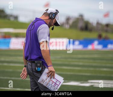 29 septembre 2018 : l'entraîneur-chef des Central Arkansas Bears Nathan Brown réagit lors du match de football NCAA entre les Central Arkansas Bears et les Sam Houston State Bearkats au Bowers Stadium de Huntsville, Texas. Sam Houston State bat Central Arkansas 34-31 en prolongation. Prentice C. James/CSM(image de crédit : &copy ; Prentice C. James/CSM via ZUMA Wire) Banque D'Images