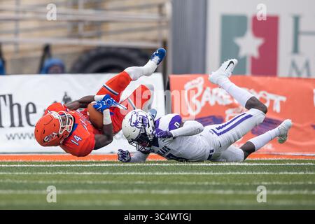 29 septembre 2018 : Davion Davis (14 ans), receveur des Bearkats de l'État de Sam Houston, fait une prise contre le défenseur des Central Arkansas Bears Robert Rochell (9 ans) lors du match de football NCAA entre les Bears de l'État de l'Arkansas et les Bearkats de Sam Houston au Bowers Stadium de Huntsville, Texas. Sam Houston State bat Central Arkansas 34-31 en prolongation. Prentice C. James/CSM(image de crédit : &copy ; Prentice C. James/CSM via ZUMA Wire) Banque D'Images