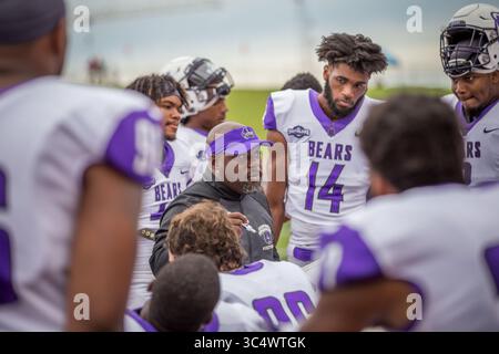 29 septembre 2018 : Max Thurmond, coordinateur défensif des Bears de l'Arkansas central, s'adresse à son unité défensive lors du match de football NCAA entre les Bears de l'Arkansas central et les Bearkats de l'État de Sam Houston au Bowers Stadium de Huntsville, Texas. Sam Houston State bat Central Arkansas 34-31 en prolongation. Prentice C. James/CSM(image de crédit : &copy ; Prentice C. James/CSM via ZUMA Wire) Banque D'Images