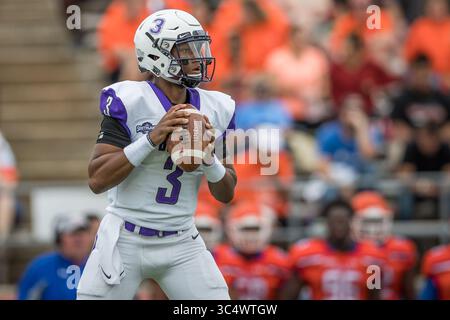 29 septembre 2018 : le quarterback Breylin Smith (3) des Bears du centre de l'Arkansas revient pour une passe lors du match de football NCAA entre les Bears du centre de l'Arkansas et les Bearkats de l'État de Sam Houston au Bowers Stadium de Huntsville, Texas. Sam Houston State bat Central Arkansas 34-31 en prolongation. Prentice C. James/CSM(image de crédit : &copy ; Prentice C. James/CSM via ZUMA Wire) Banque D'Images