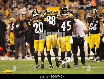 30 septembre 2018 - Pittsburgh, Pennsylvanie, États-Unis - le receveur large des Pittsburgh Steelers Darrius Heyward-Bey (88) est aidé par ses coéquipiers Cameron Sutton (20 ans) et Roosevelt Nix-Jones (45 ans), cornerback des Pittsburgh Steelers. (Crédit image : © Brian Kunst/ZUMA Wire) Banque D'Images