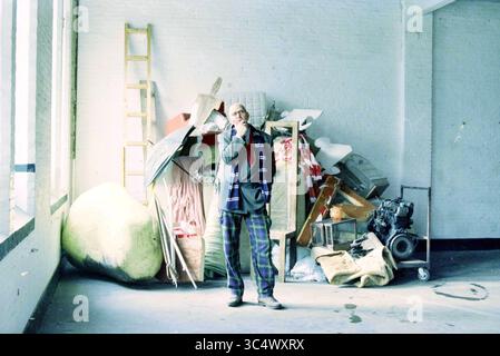 Piet Zwaanswijk, Bulky Waste, H'lem, Haarlem, pays-Bas, 18-10-1996 Whizgle News, Dutch Desk, pays-Bas, 1950-2000 Un individu réfléchi se dresse au milieu d'une collection chaotique d'objets et de matériaux jetés, suggérant un mélange de créativité et de négligence dans un espace éclectique. Banque D'Images