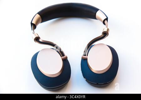 Casque sans fil Bowers et Wilkins sur fond blanc. Banque D'Images
