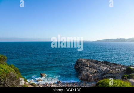 Vue sur la plage sauvage rocheuse avec des gens. Banque D'Images