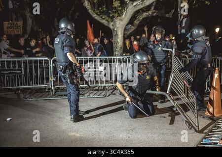 1 octobre 2018 - Barcelone, Catalogne, Espagne - des militants pro-indépendantistes catalans se rassemblent sur la place de Catalogne de Barcelone pour exiger la mise en œuvre du résultat du référendum sur la sécession à son anniversaire le 1er octobre. Un agent de la police anti-émeute catalane tombe au sol après que des militants pro-indépendantistes ont jeté une barrière pour briser le cordon policier devant le parlement catalan lors d'une manifestation pour la mise en œuvre du résultat du référendum sur la sécession à son anniversaire le 1er octobre. (Crédit image : © Matthias Oesterle/ZUMA Wire) Banque D'Images
