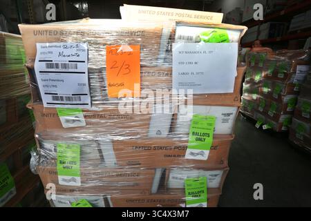 2 octobre 2018 - Largo, Floride, États-Unis - SCOTT KEELER | Times.mail les bulletins de vote sont assis sur des palettes en attente d'être transportés par camion au US postal Service et postés aux électeurs, mardi 10/2/18 au superviseur du centre de services électoraux du comté de Pinellas, à Largo. (Crédit image : © Scott Keeler/Tampa Bay Times via ZUMA Wire) Banque D'Images