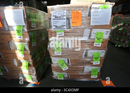 2 octobre 2018 - Largo, Floride, États-Unis - SCOTT KEELER | Times.mail les bulletins de vote sont assis sur des palettes en attente d'être transportés par camion au US postal Service et postés aux électeurs, mardi 10/2/18 au superviseur du centre de services électoraux du comté de Pinellas, à Largo. (Crédit image : © Scott Keeler/Tampa Bay Times via ZUMA Wire) Banque D'Images